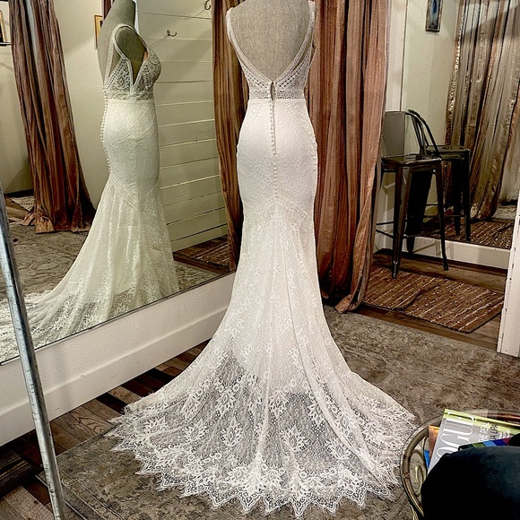 Size 6 on tag but fits more like a 4 all lace :) - Picture 2 of 3